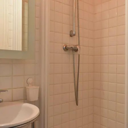 Charming 1 Bedroom Parisian With Balcony Appartement *